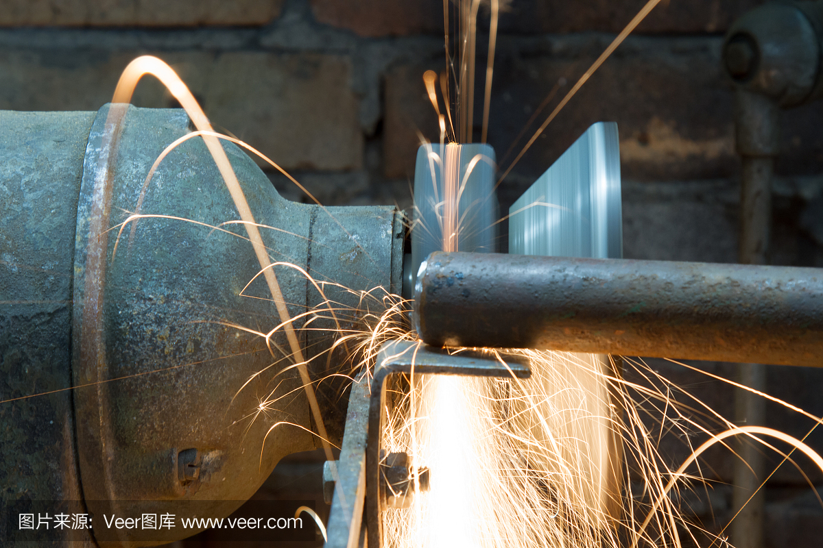 在車間使用砂輪的工人